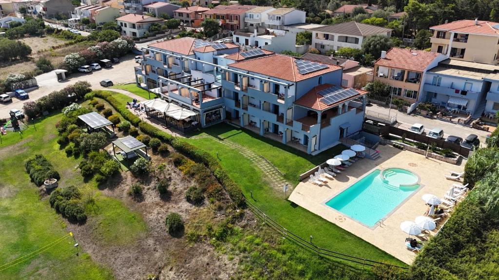 une vue aérienne d'une grande maison avec piscine dans l'établissement Abbaidda Hotel, à Valledoria