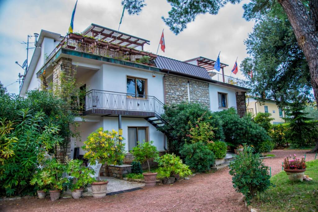 une maison avec un balcon et des plantes dans l'établissement Casa Furrer, à Tirrenia