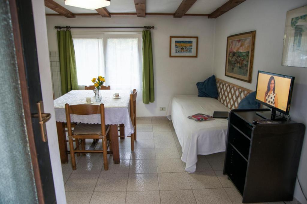 Cette chambre comprend une table, un lit et une fenêtre. dans l'établissement Casa Furrer, à Tirrenia