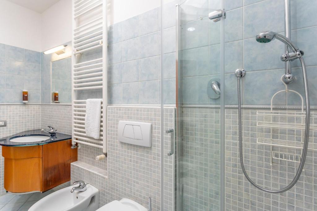 une salle de bain avec une douche, des toilettes et un lavabo dans l'établissement Residence Rimini Relax, à Rimini 74 autres photos