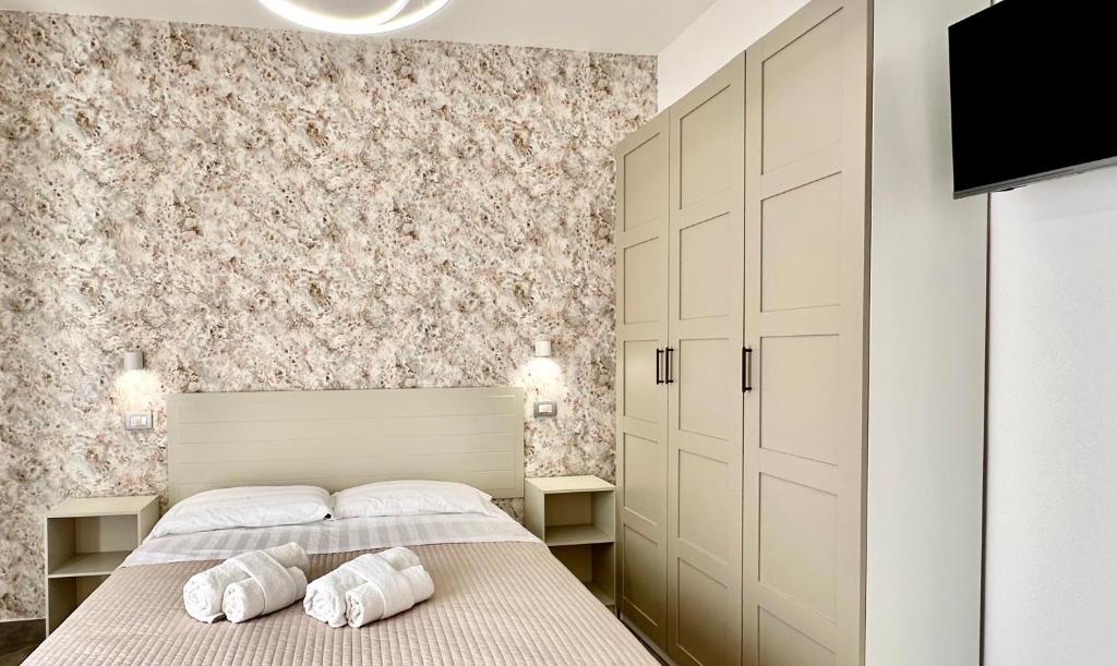 une chambre avec un lit avec deux oreillers dessus dans l'établissement Residence Rimini Relax, à Rimini