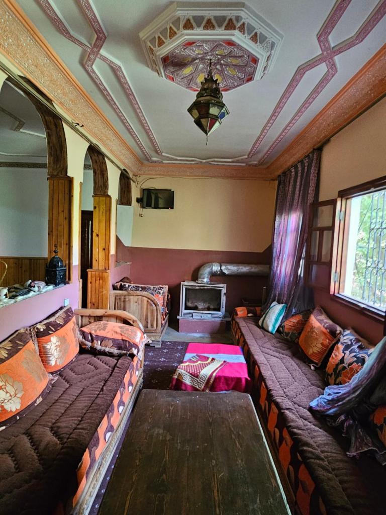 un salon avec des canapés dans un wagon de train dans l'établissement Riad Oussagou, à Imlil