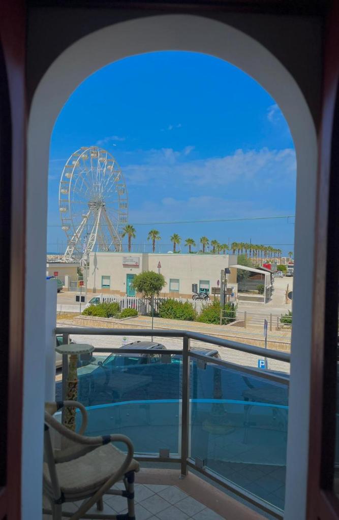 une vue sur une piscine et une grande roue dans l'établissement B&B Marina Sleep And Ship, à Rodi Garganico