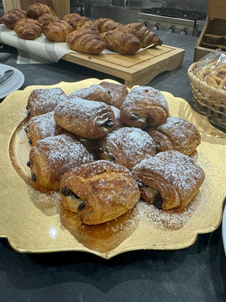- un paquet de pâtisseries sur une assiette sur une table dans l'établissement B&B Marina Sleep And Ship, à Rodi Garganico