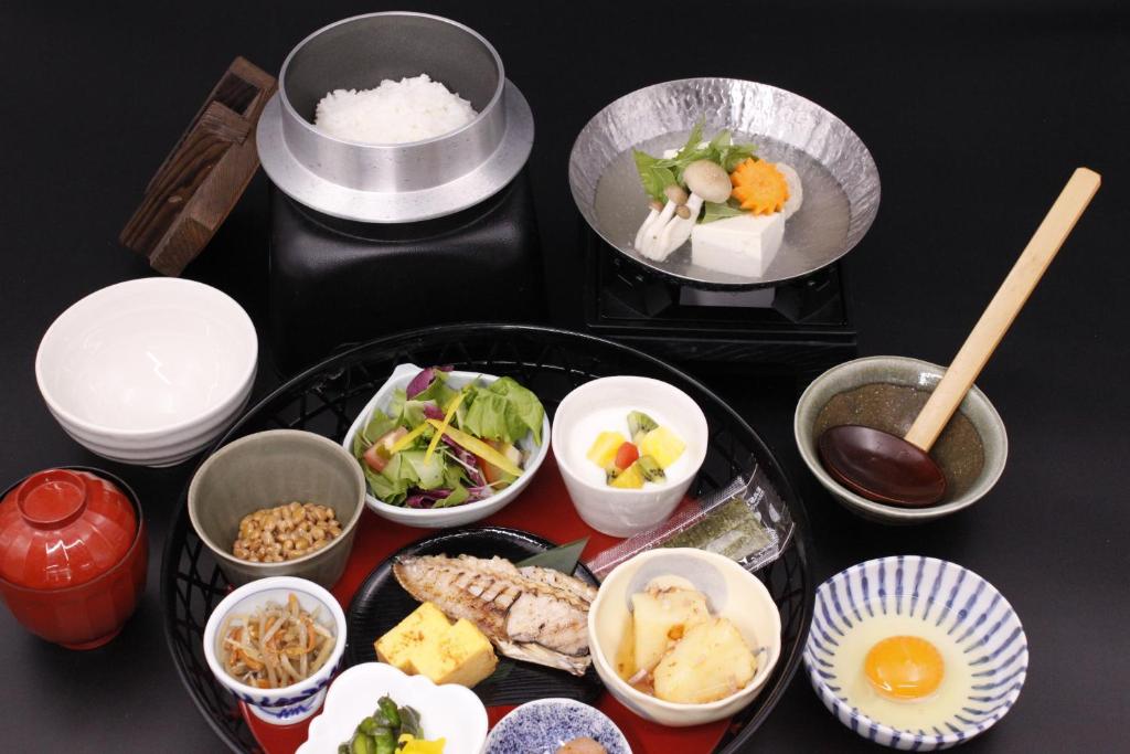 - une table avec un plateau de nourriture et des bols de nourriture dans l'établissement Sengokuhara Hisanoha, à Hakone