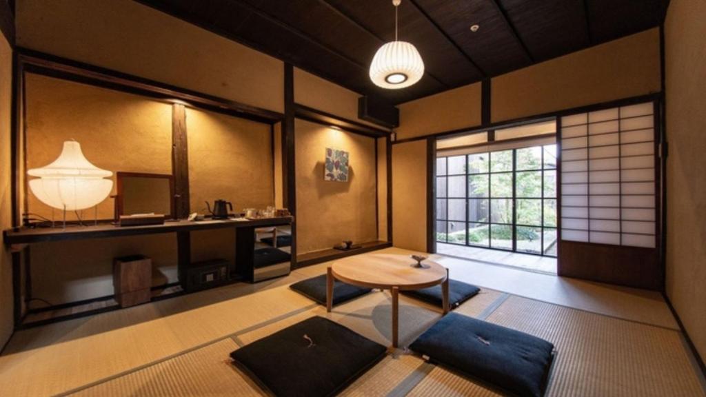 un salon avec une table et une fenêtre dans l'établissement NIPPONIA Sasayama Castle Town Hotel, à Sasayama