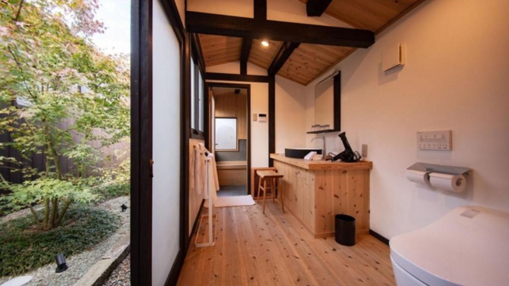 un bureau avec un bureau et une fenêtre dans l'établissement NIPPONIA Sasayama Castle Town Hotel, à Sasayama