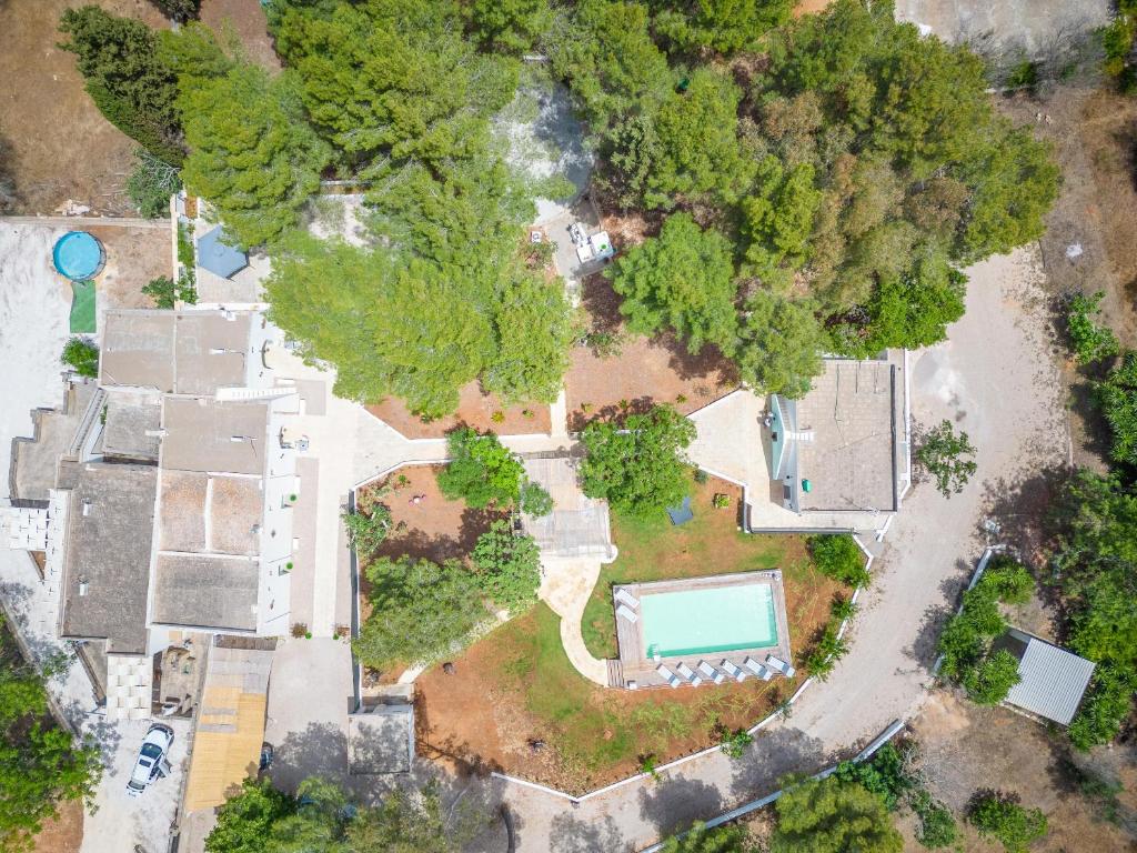 - une vue aérienne sur une cour avec une piscine dans l'établissement Villa Le Terracate, à Lido Marini