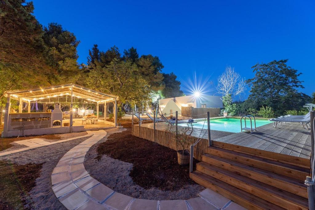 une arrière-cour avec une piscine et un pavillon dans l'établissement Villa Le Terracate, à Lido Marini