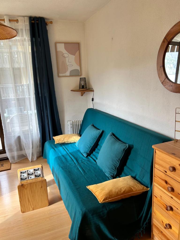 - un salon avec un canapé vert dans l'établissement Studio la Gioia, à Allos