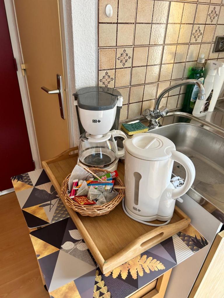 - un comptoir avec une cafetière sur un plateau à côté d'un évier dans l'établissement Studio la Gioia, à Allos