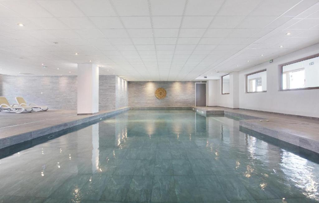 - une grande piscine dans un bâtiment avec piscine dans l'établissement Crests Lodge - Plagne -Villages 2100m - Classé 4 étoiles, à La Plagne Tarentaise