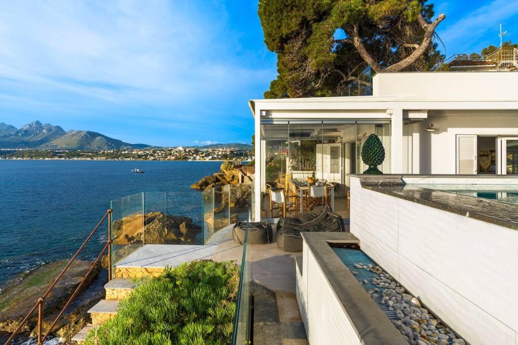 une maison avec vue sur l'eau dans l'établissement Design house with pool & direct access to the sea, à Santa Flavia