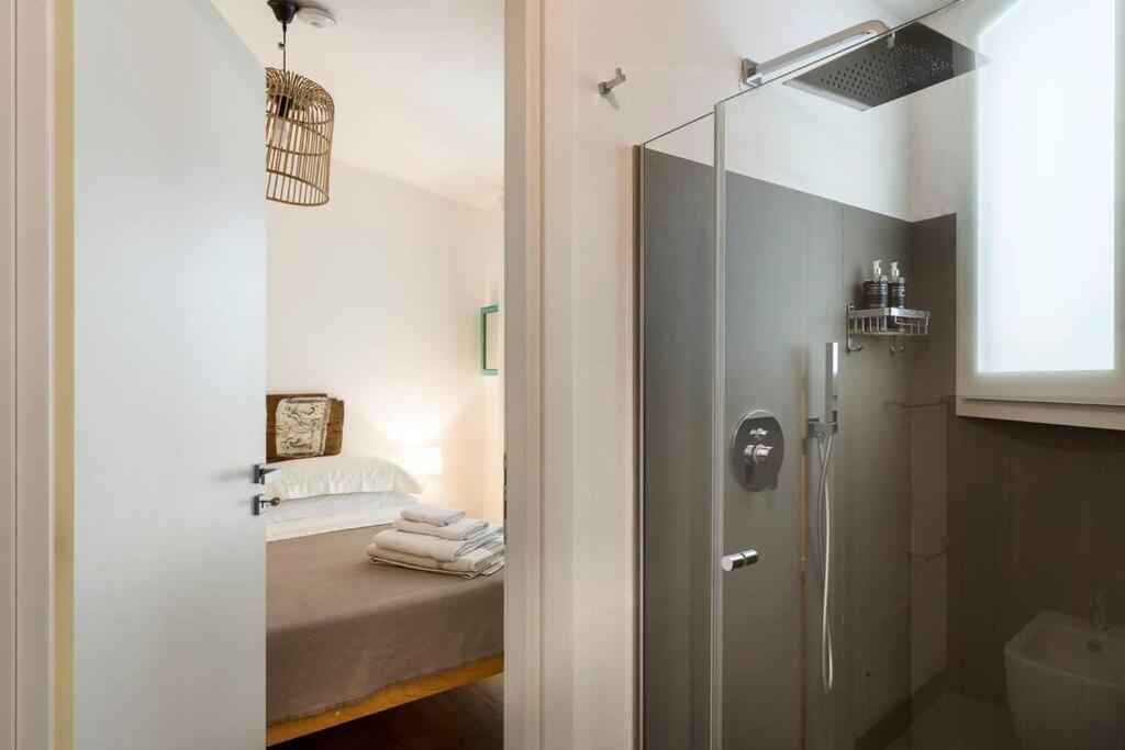 Cette chambre comprend un lit et une salle de bains pourvue d'une douche. dans l'établissement Design house with pool & direct access to the sea, à Santa Flavia 88 autres photos