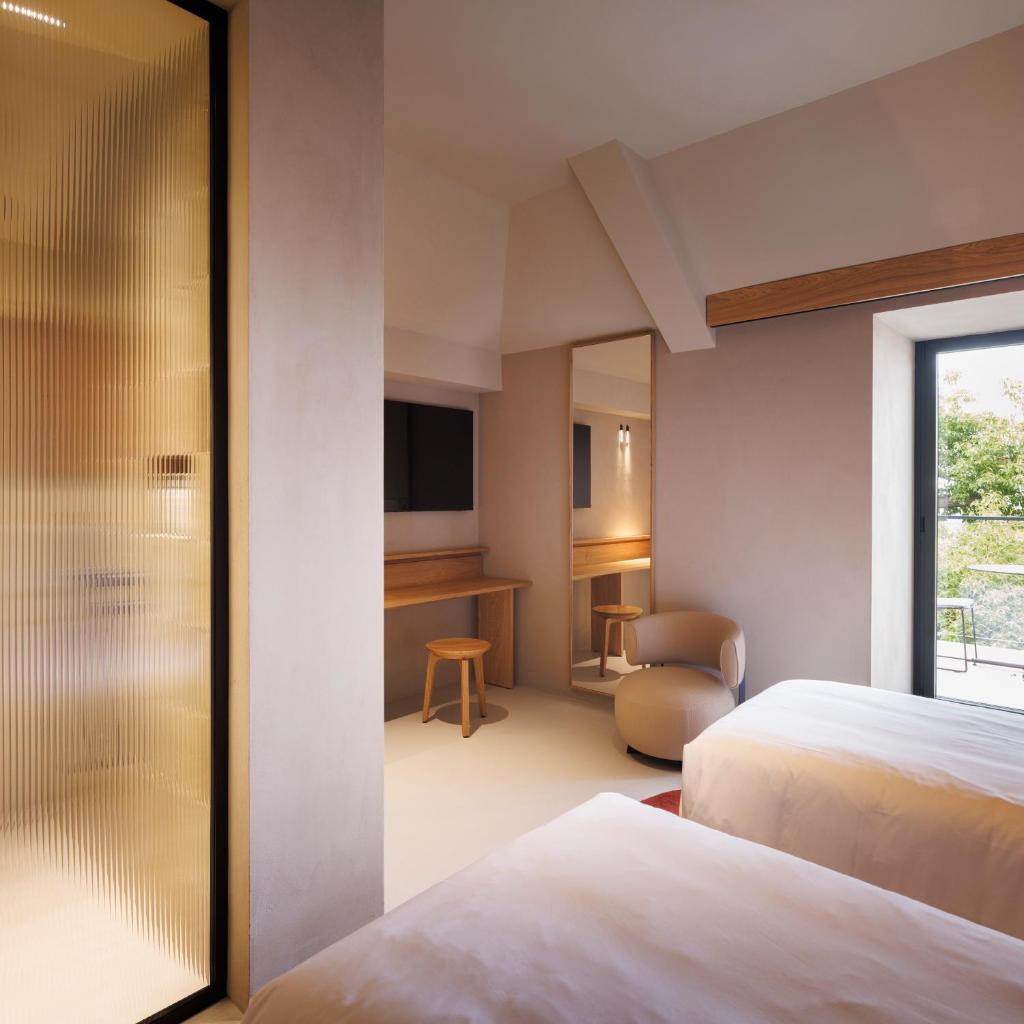 Cette chambre comprend 2 lits et une porte coulissante en verre. dans l'établissement Capitolo Riviera, à Gênes 58 autres photos