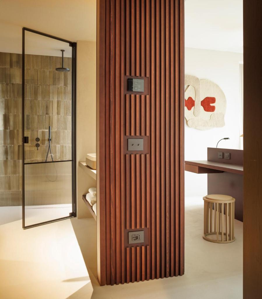 une salle de bain avec une cloison en bois avec douche dans l'établissement Capitolo Riviera, à Gênes