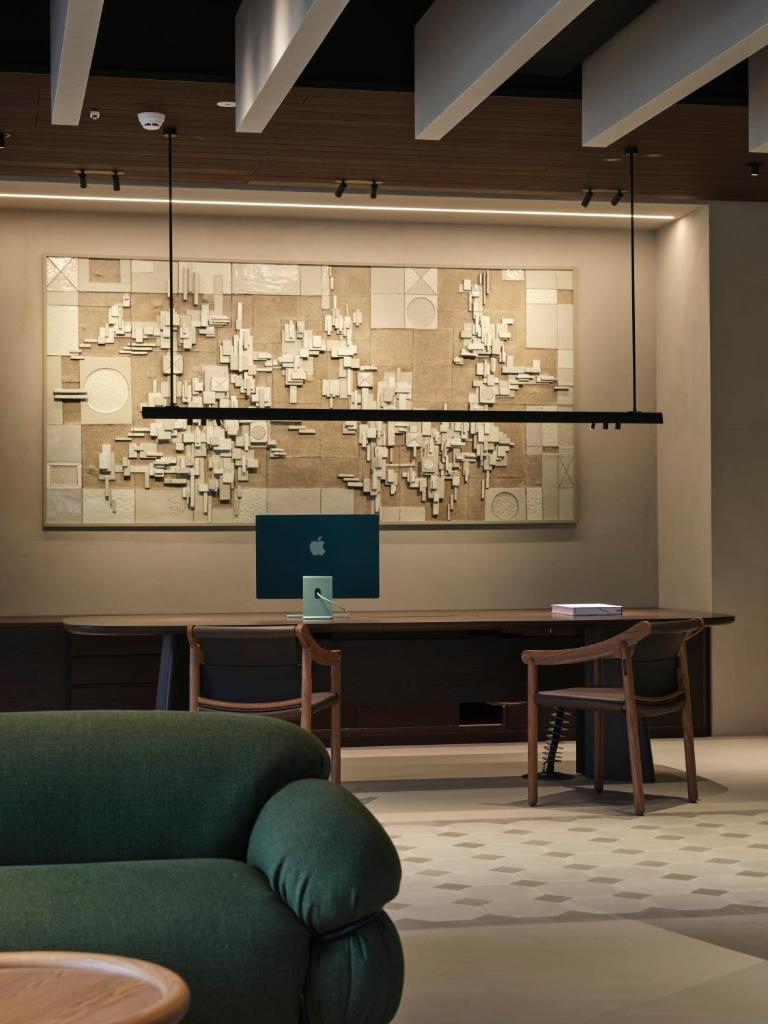 un salon avec un grand tableau au mur dans l'établissement Capitolo Riviera, à Gênes