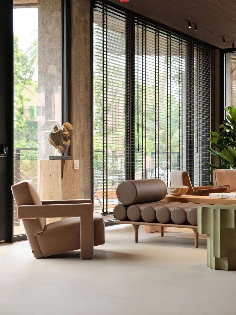 - un salon avec un canapé, des chaises et de grandes fenêtres dans l'établissement Capitolo Riviera, à Gênes