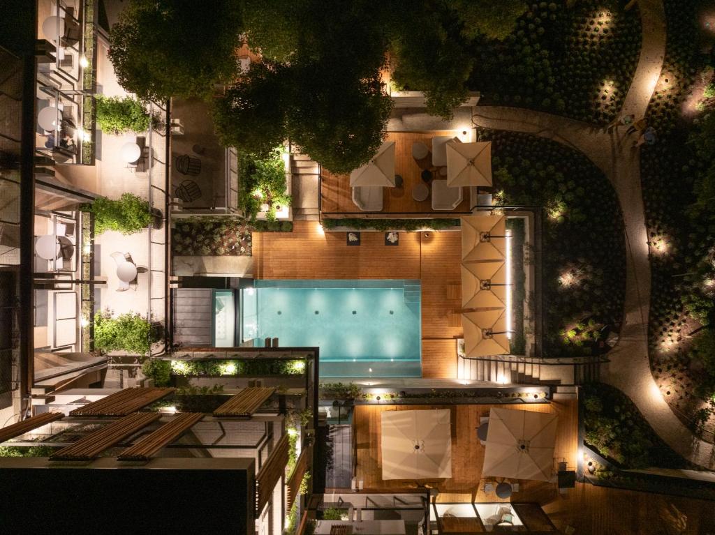 une vue aérienne d'un immeuble avec piscine dans l'établissement Capitolo Riviera, à Gênes