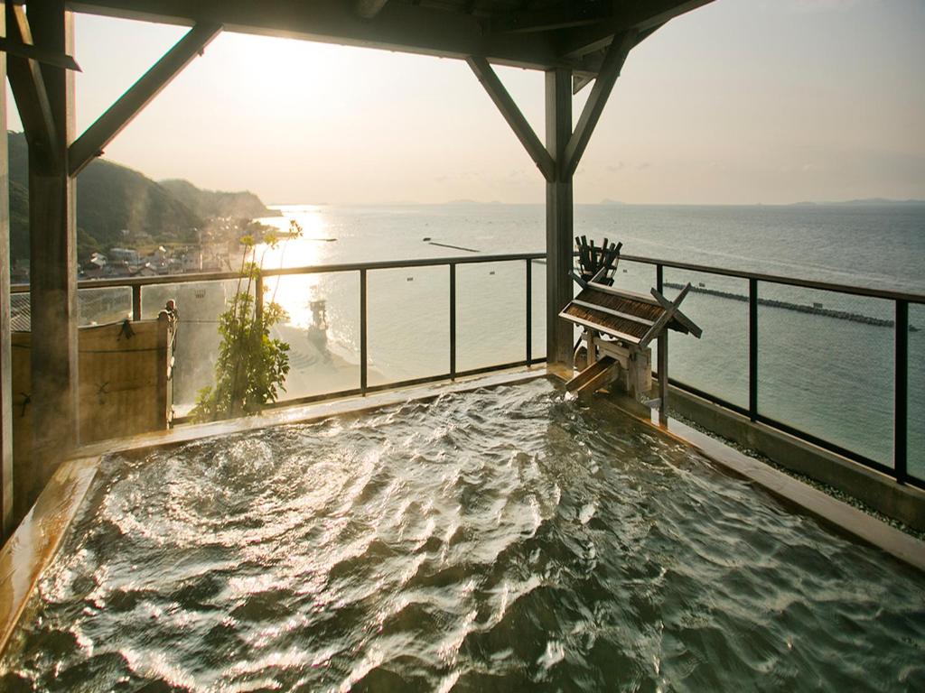 d'un bain à remous sur un balcon donnant sur l'océan. dans l'établissement Genjiko, à Minamichita