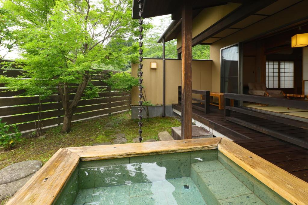 - une piscine sur la terrasse couverte d'une maison dans l'établissement 和みの湯宿なかやま, à Komagane