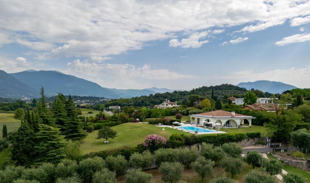 - une vue aérienne sur une villa avec un jardin et une piscine dans l'établissement NEW Villa Tosca, à Bardolino