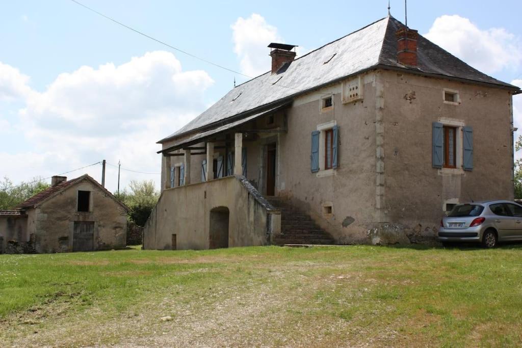 une vieille maison avec une voiture garée devant elle dans l'établissement Gîte de Font d'Erbies, à Crégols