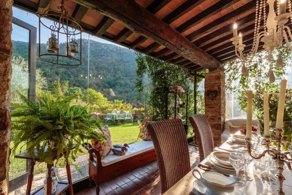Photo de la galerie de l'établissement Villa Nel Bosco, charming Tuscan Retreat with Private Pool and View, à Lucques