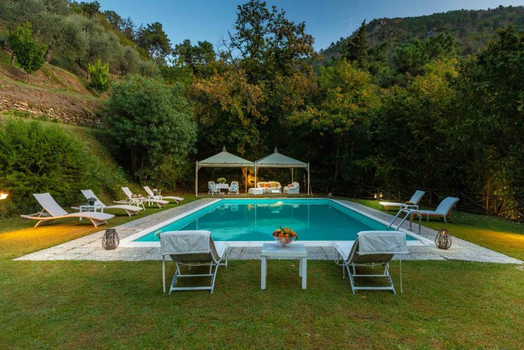 Photo de la galerie de l'établissement Villa Nel Bosco, charming Tuscan Retreat with Private Pool and View, à Lucques