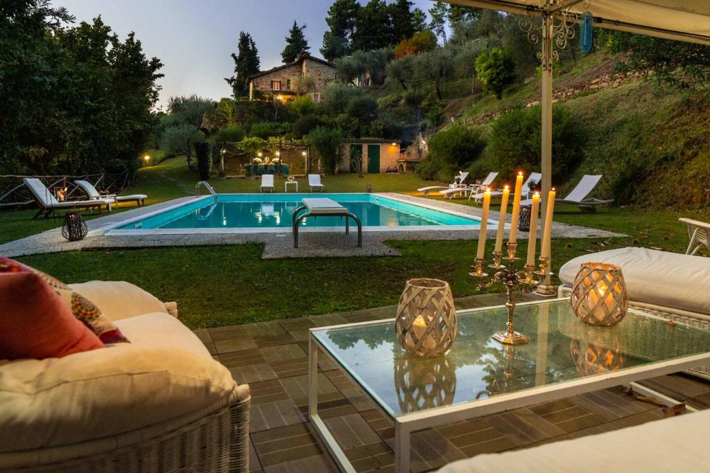 Photo de la galerie de l'établissement Villa Nel Bosco, charming Tuscan Retreat with Private Pool and View, à Lucques