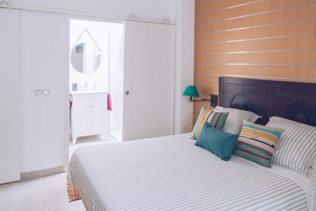 Chic & Luxurious 2-BR Escape Designed for Elegance 5