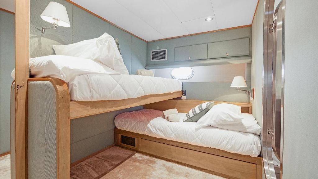 deux lits superposés dans une petite pièce avec dans l'établissement Zaffiro Yacht - Festival de la plaisance Cannes 2024, à Cannes