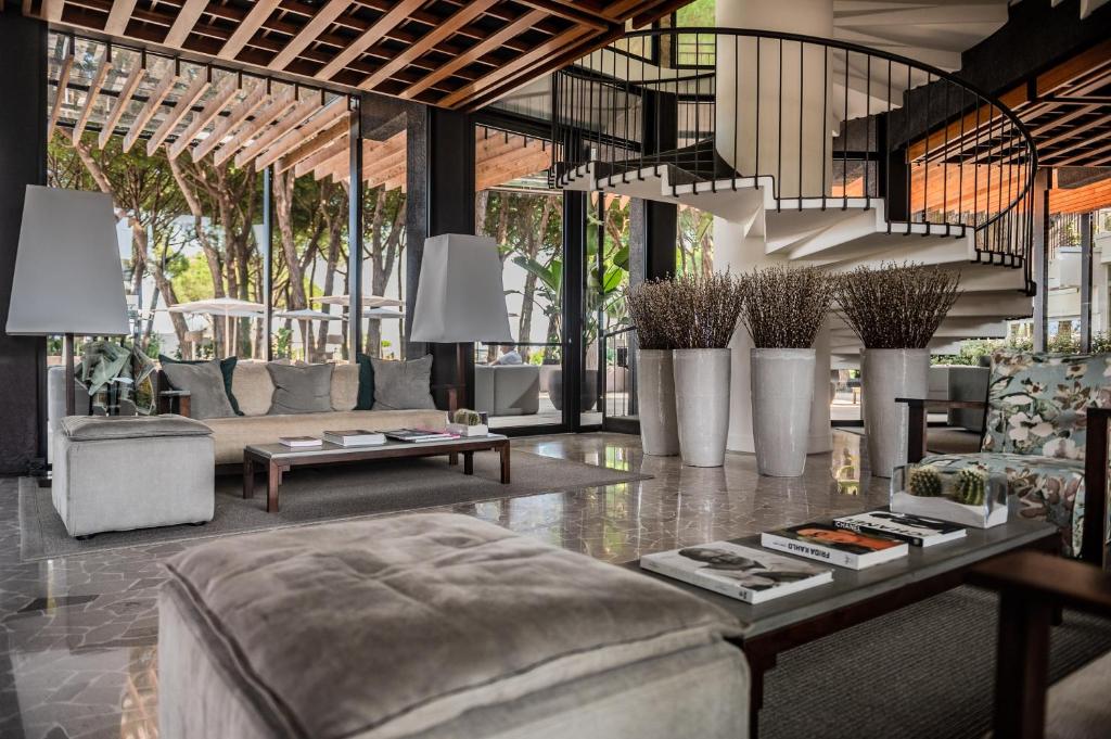 un salon avec un canapé et une table dans l'établissement Bellevue Hotel & Resort, à Lido di Jesolo 89 autres photos