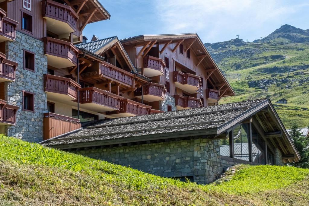 un hôtel situé sur le flanc d'une colline dans l'établissement Résidence Pierre & Vacances Premium Les Alpages de Reberty, aux Menuires