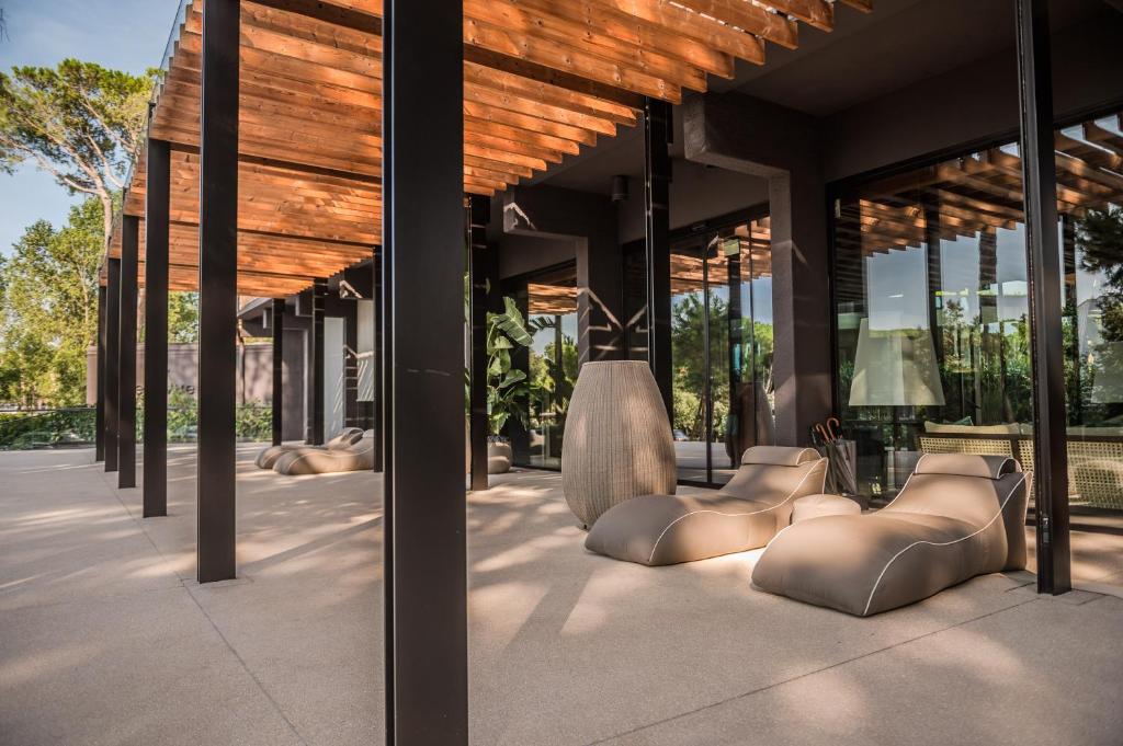 un rendu d'un bâtiment avec des chaises et des fenêtres dans l'établissement Bellevue Hotel & Resort, à Lido di Jesolo