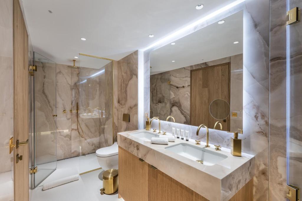 une salle de bain avec un lavabo et des toilettes dans l'établissement Silverstone by Alpine Resorts, à Val dʼIsère