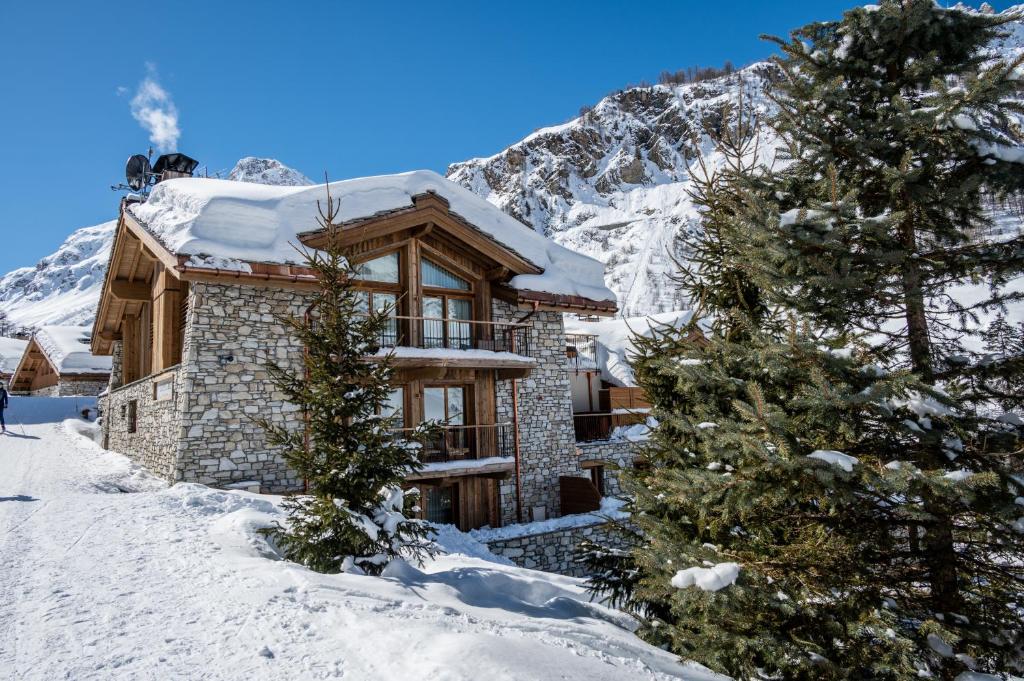 une maison dans la neige devant une montagne dans l'établissement Silverstone by Alpine Resorts, à Val dʼIsère