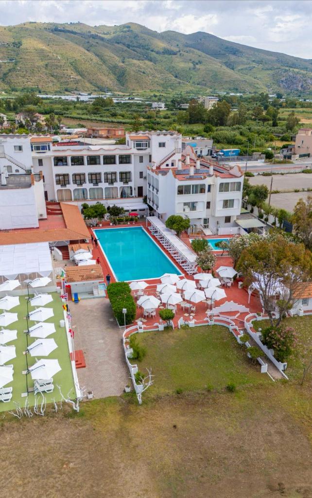 une vue aérienne d'un complexe hôtelier avec piscine dans l'établissement International Resort, à Mondragone