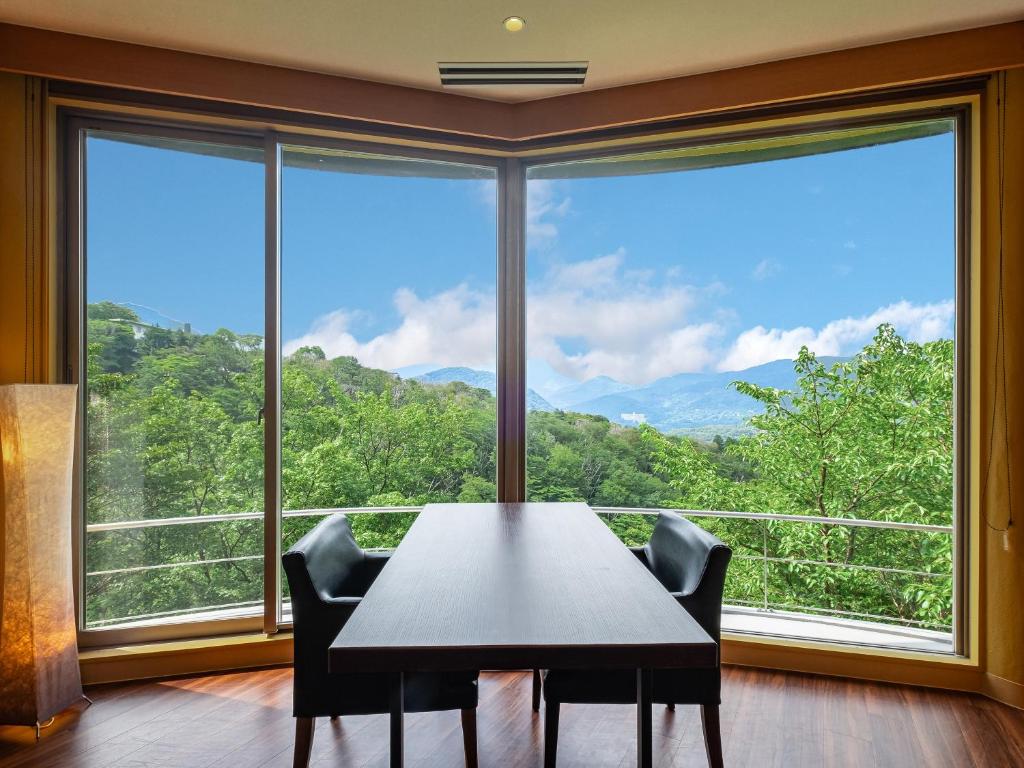 une salle à manger avec une table et des chaises et une grande fenêtre dans l'établissement Nagominoyado Hanagokoro - Reopening in Mar 2024, à Hakone 37 autres photos