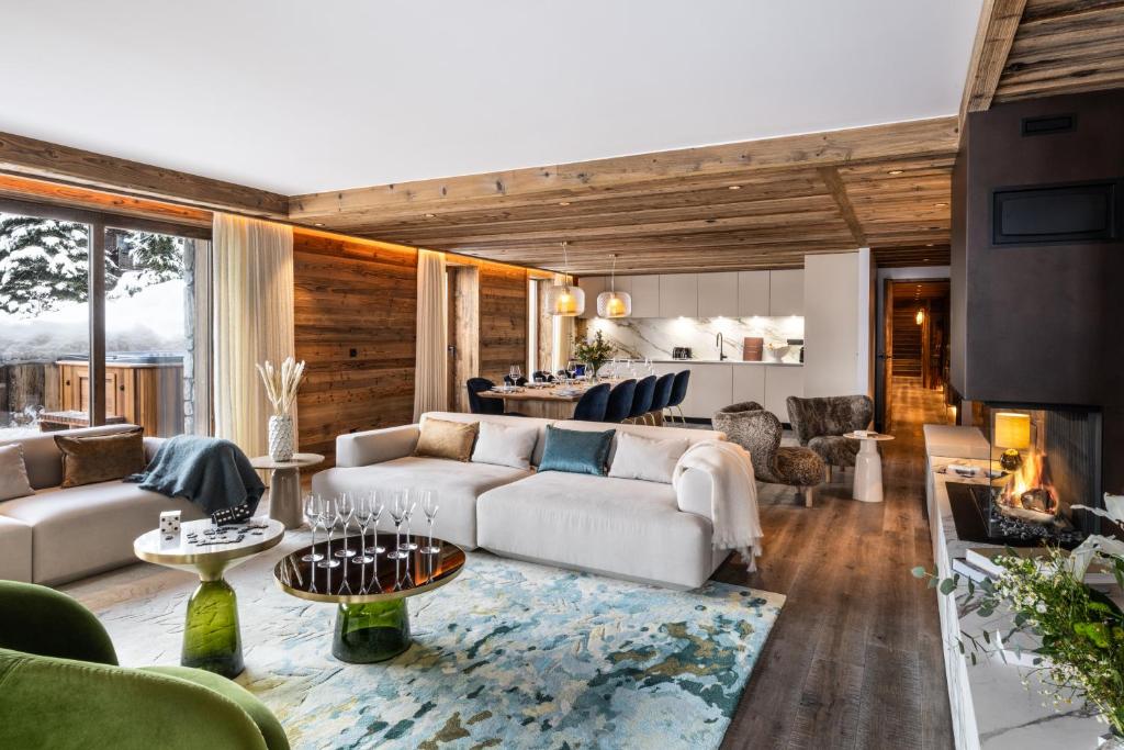 un salon avec un canapé blanc et une table dans l'établissement Silverstone by Alpine Resorts, à Val dʼIsère