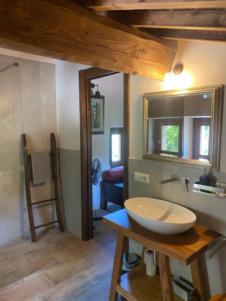 une salle de bain avec un lavabo et un miroir dans l'établissement Le Gualchiere, à Volterra