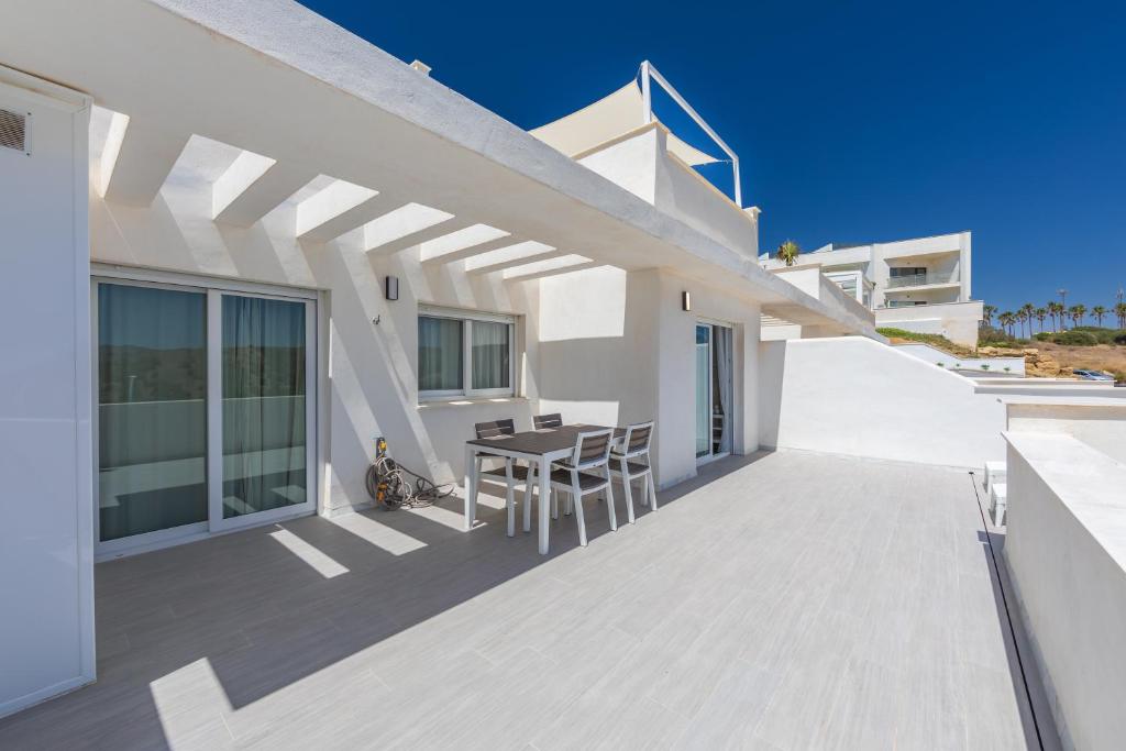 Stunning views, terrace, pool, WIFI & near centre 7