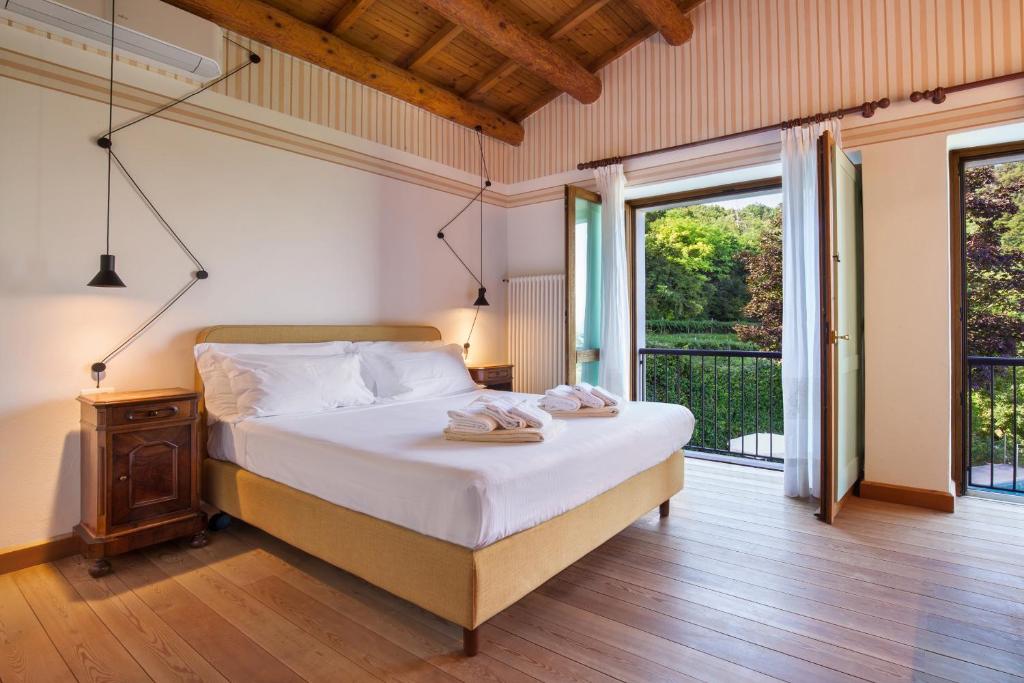 une chambre avec un lit avec deux serviettes dessus dans l'établissement Cà Cantoni With Pool, à Garde 40 autres photos