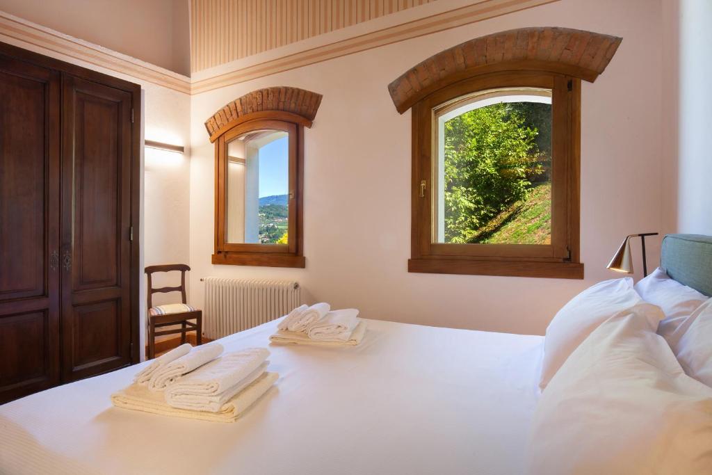 une chambre avec un lit avec deux serviettes dessus dans l'établissement Cà Cantoni With Pool, à Garde