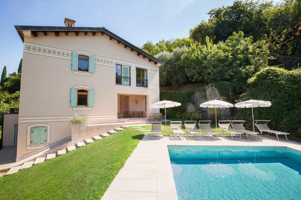 une villa avec piscine devant une maison dans l'établissement Cà Cantoni With Pool, à Garde