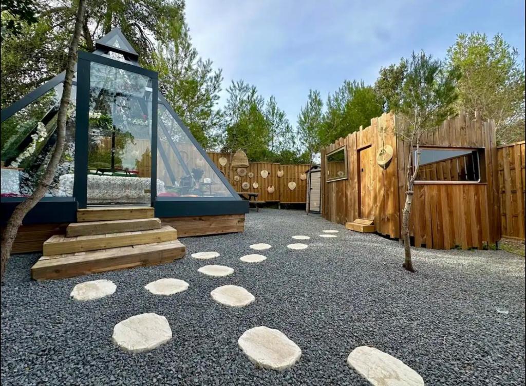 une aire de jeux avec un toboggan et une structure de jeu dans l'établissement Magnifique Pyramide en Verre, à Montarnaud