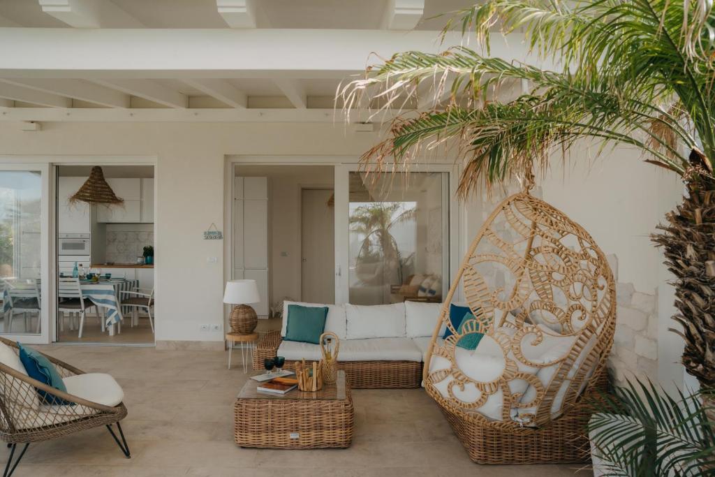 un salon avec une planche de surf accrochée au mur dans l'établissement Natoli Beach House & Villas - Villa Giorgia, à Pollina