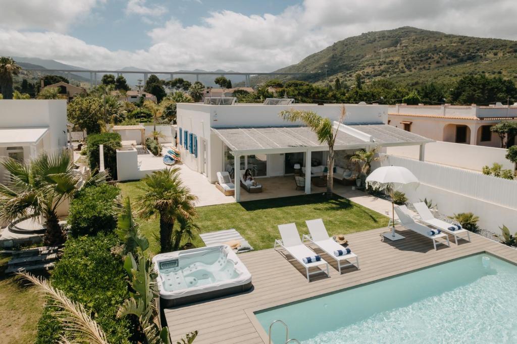 une vue aérienne d'une villa avec piscine dans l'établissement Natoli Beach House & Villas - Villa Giorgia, à Pollina
