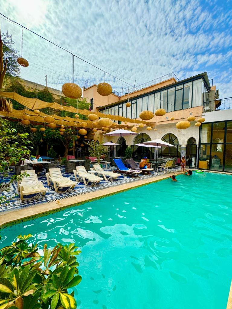 une piscine devant un hôtel dans l'établissement Palais Shazam & SPA, à Fès