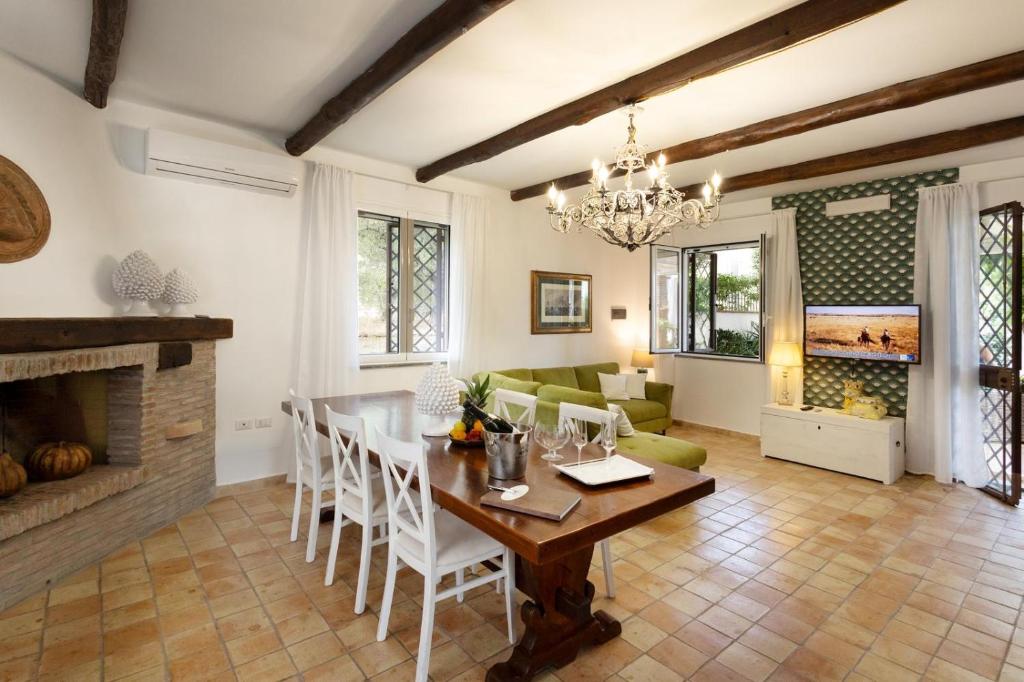 un salon avec une table et une cheminée dans l'établissement Villa Alcantara di Charme, à Graniti